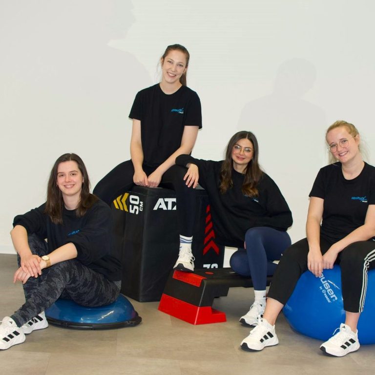 Teamleistung Kira Lauderbach und drei weitere Physiotherapeutinnen bilden das Physio-Team von Komplex-Sport & Physiotherapie Bad Kreuznach  